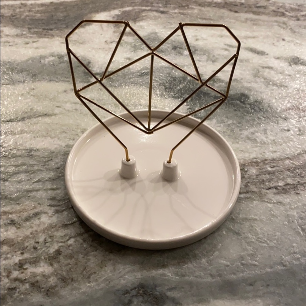 Coxet wire heart ceramic jewelry holder